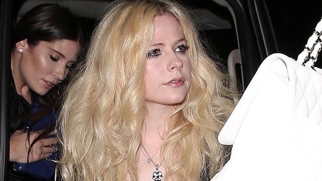 Авріл Лавін засвітила білизну у мереживній сукні: фото Авріл Лавін засвітила білизну у мереживній сукні: фото