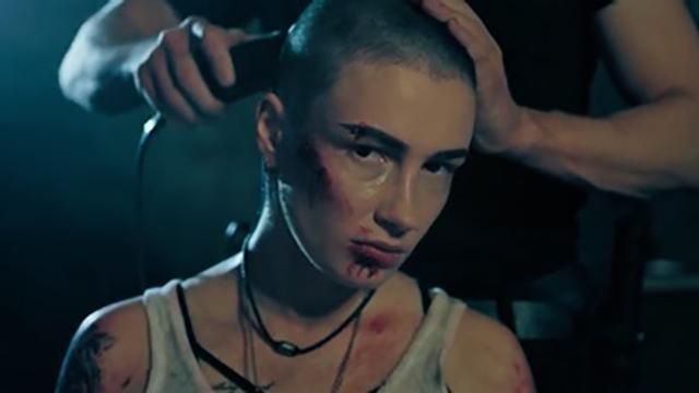 Анастасії Приходько поголили голову у новому брутальному кліпі: відео 