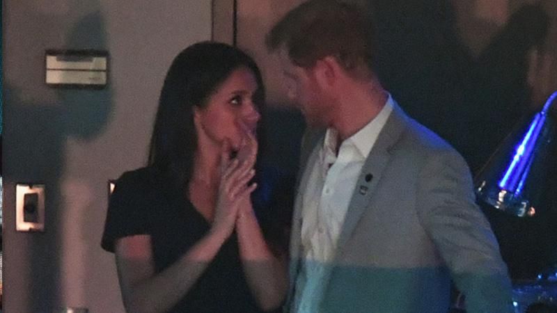 Принц Гаррі та Меган Маркл вперше поцілувалися на публіці: зворушливі фото Принц Гаррі та Меган Маркл вперше поцілувалися на публіці: зворушливі фото