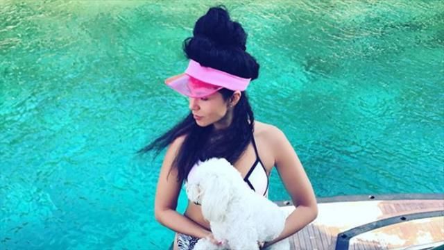 В халате из кружева: Настя Каменских показала новые фото с отдыха В халате из кружева: Настя Каменских показала новые фото с отдыха