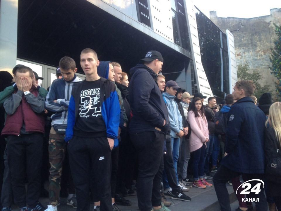 У Львові активісти блокують концерт Бабкіна: почались сутички У Львові активісти блокують концерт Бабкіна: почались сутички