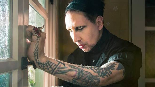 Мэрилин Мэнсон рассказал, какие травмы получил после падения декорации во время выступления Мэрилин Мэнсон рассказал, какие травмы получил после падения декорации во время выступления