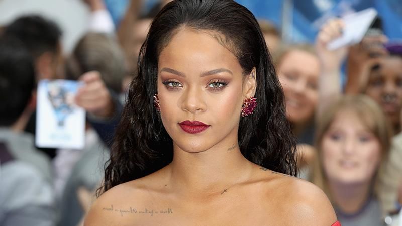 Ріанна показала пишні форми у короткому топі: фото Ріанна показала пишні форми у короткому топі: фото