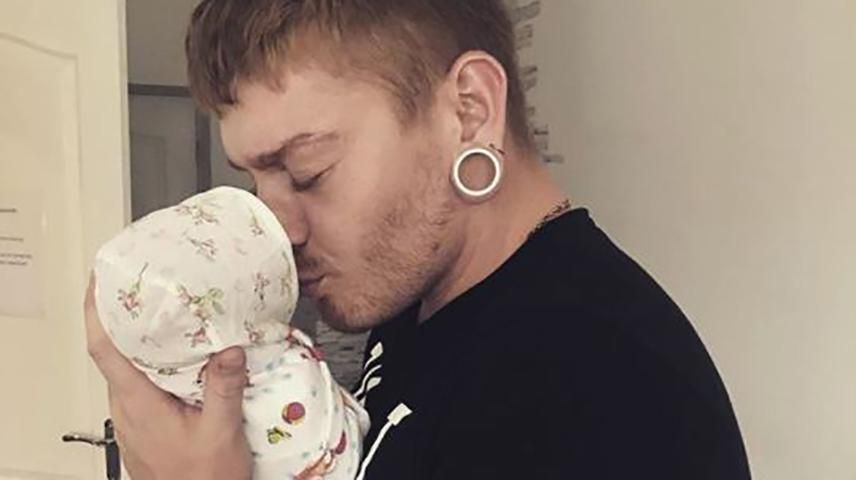 Александр Кривошапко опубликовал трогательные фотографии с новорожденной дочерью
