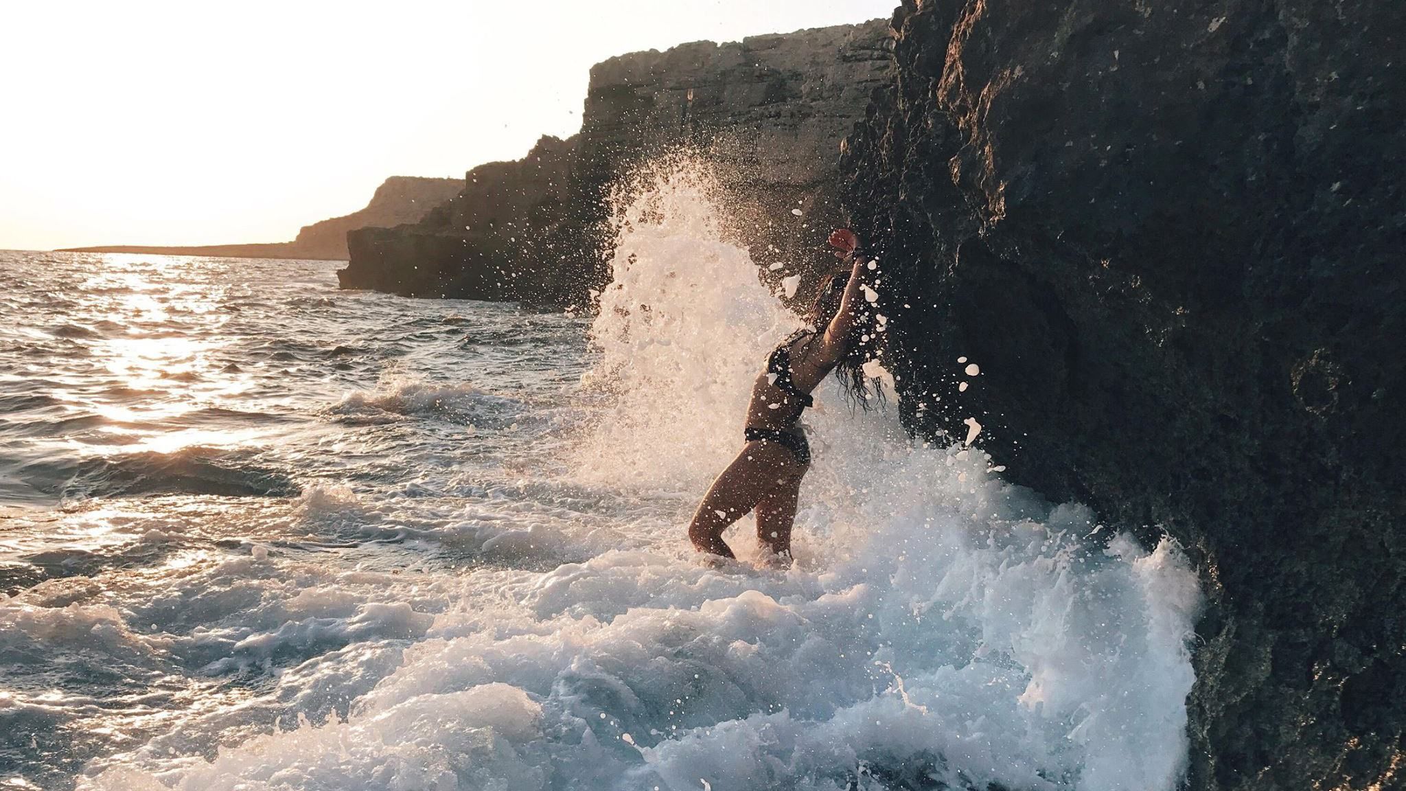 Руслана вкотре зачарувала своїм магічним танцем біля морських скель: відео