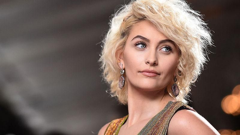 Дочь покойного певца Майкла Джексона впервые спела на сцене: видео Дочь покойного певца Майкла Джексона впервые спела на сцене: видео