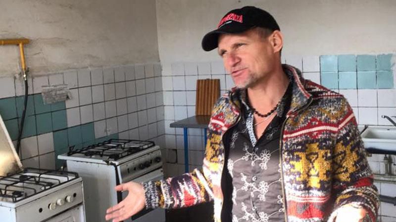 Архаичное жилье: Олег Скрипка посетил родное общежитие в Киеве и показал фото комнаты