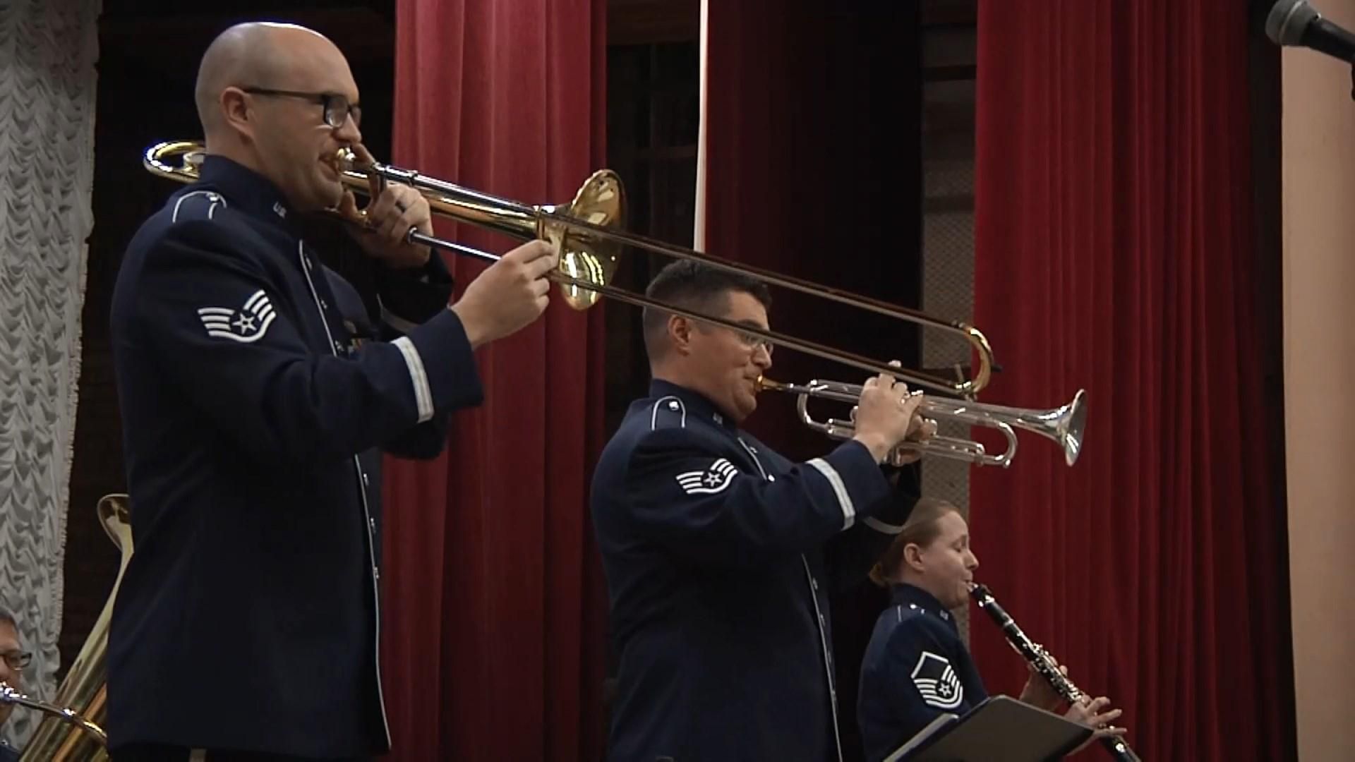 Україною гастролює оркестр військово-повітряних сил США Україною гастролює оркестр військово-повітряних сил США