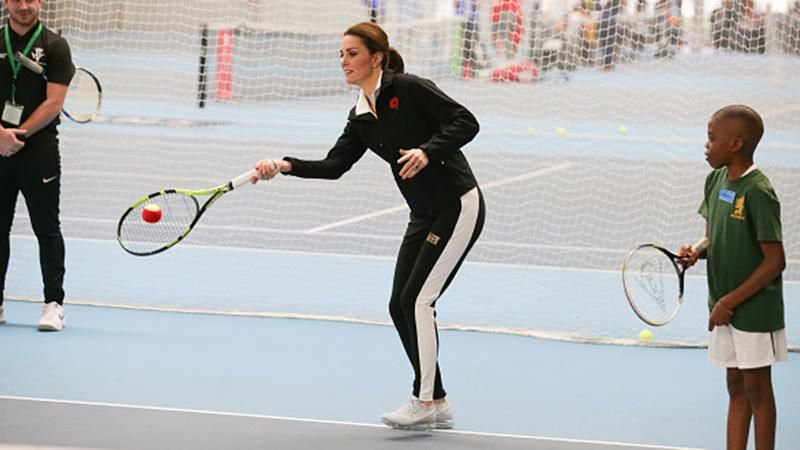 Беременная Кейт Миддлтон в спортивном костюме сыграла в теннис: фото