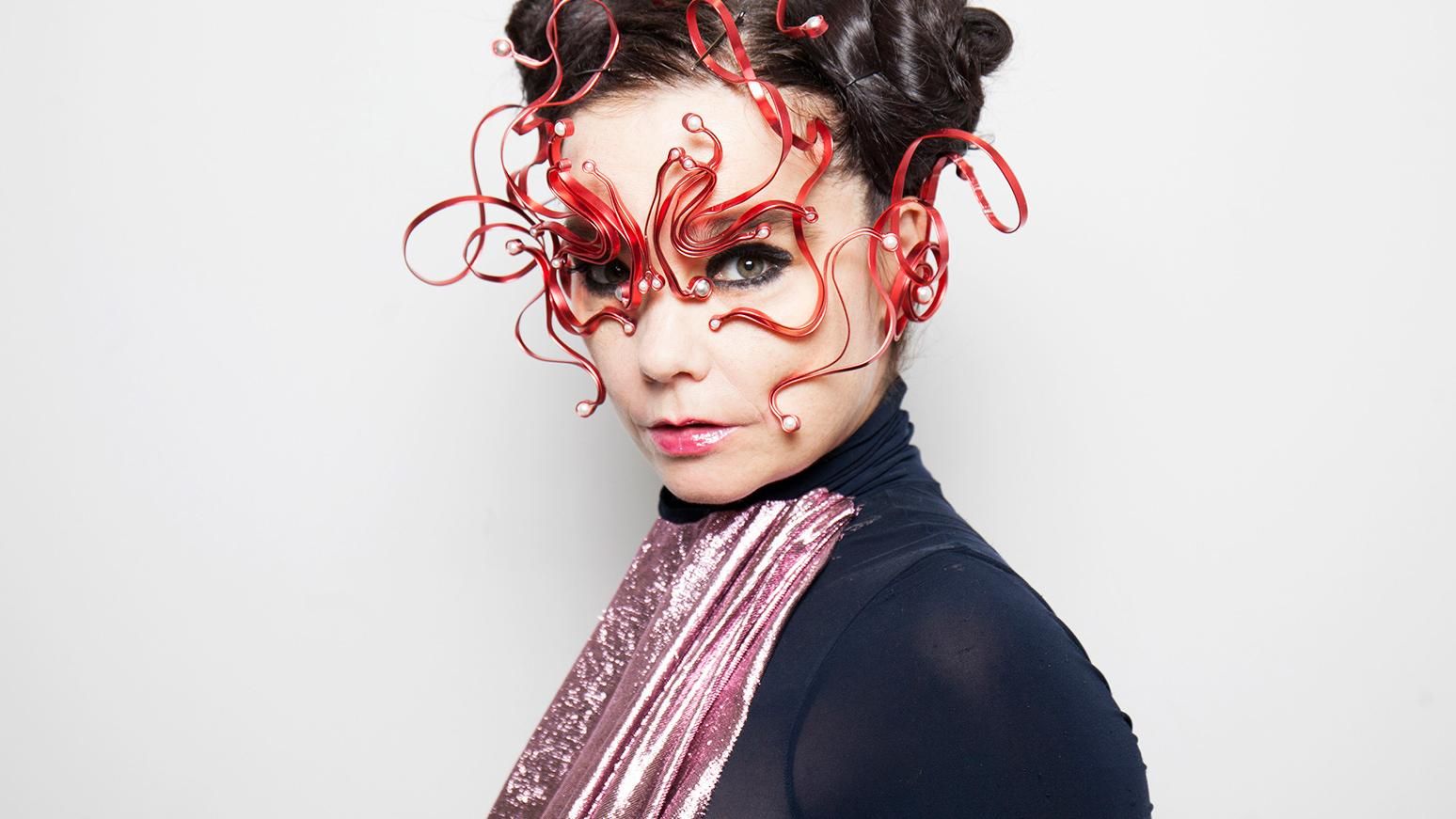 Легендарная певица надела костюм от украинского дизайнера Легендарная певица надела костюм от украинского дизайнера