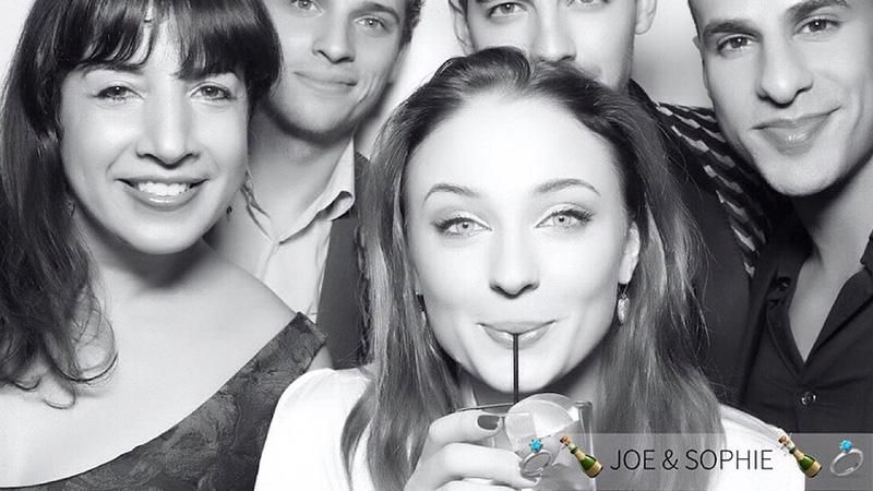 Звезда сериала "Игра престолов" Софи Тернер отпраздновала помолвку с возлюбленным: фото Звезда сериала "Игра престолов" Софи Тернер отпраздновала помолвку с возлюбленным: фото