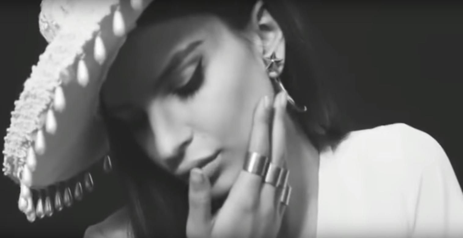 Супермодель Ратаковски снялась в откровенном клипе: соблазнительное видео Супермодель Ратаковски снялась в откровенном клипе: соблазнительное видео