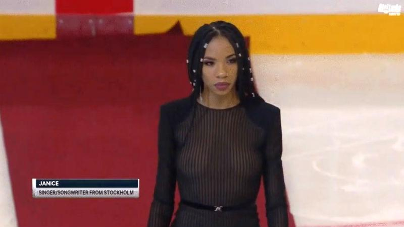 Пикантный образ: певица исполнила гимн в прозрачном платье – видео