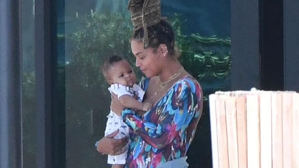 В сеть просочились первые фото подрастающих двойняшек Бейонсе