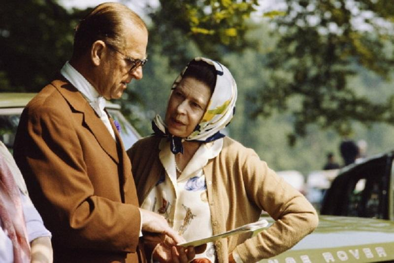 Показали фото к 70-й годовщине брака Елизаветы II и ее мужа