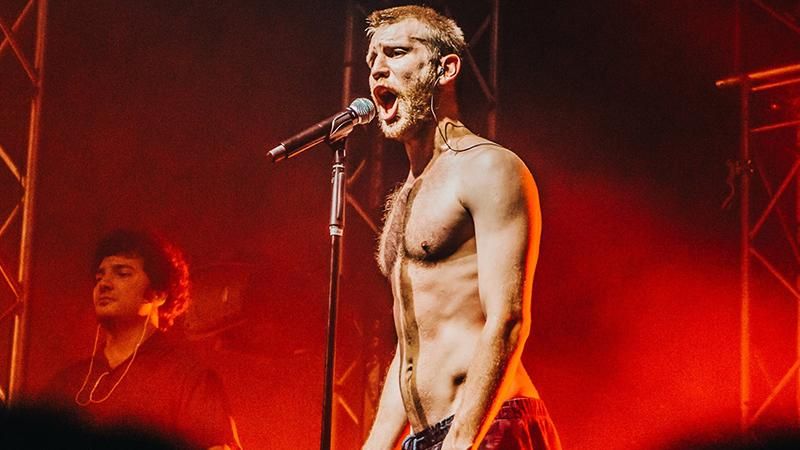 Іван Дорн роздягнувся на концерті в Москві: відео Іван Дорн роздягнувся на концерті в Москві: відео