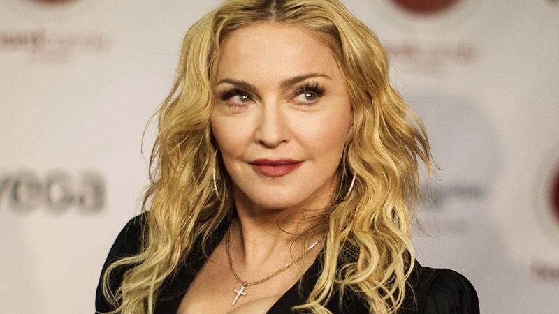 Только в бусах: Мадонна опубликовала откровенное фото в знак благодарности