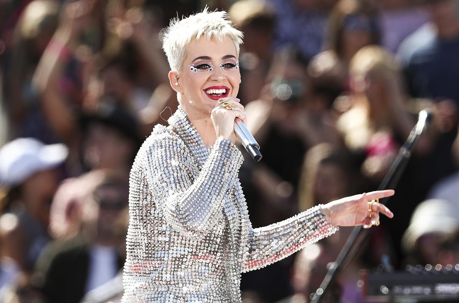 Кеті Перрі випадково влучила надувною кулею в шанувальницю: відео Кеті Перрі випадково влучила надувною кулею в шанувальницю: відео