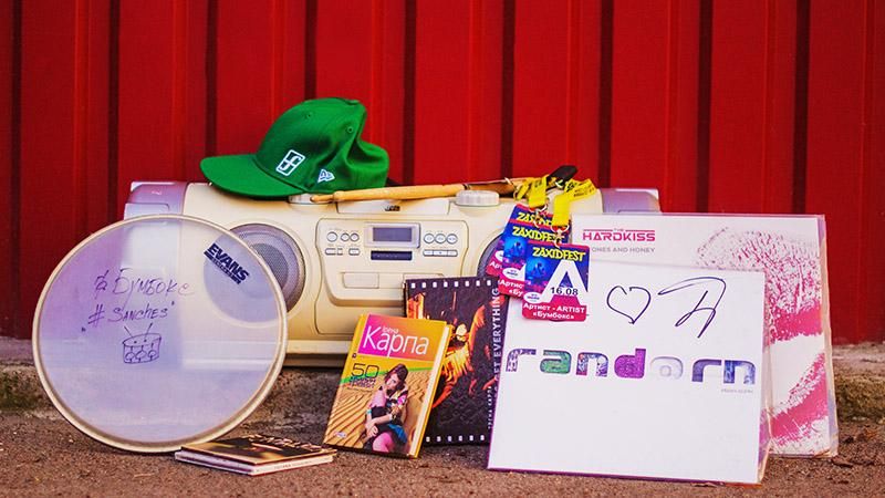 Особисті речі артистів з молотка: що продавали на благодійному аукціоні в Києві Особисті речі артистів з молотка: що продавали на благодійному аукціоні в Києві