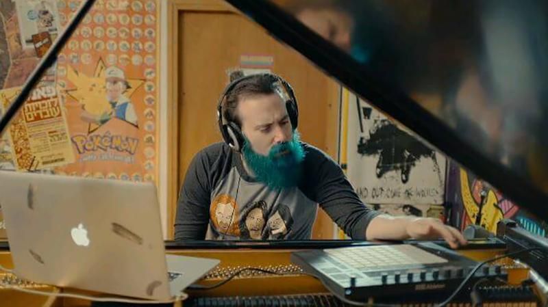 Музыкант воссоздал звук гитары на рояле: увлекательное видео