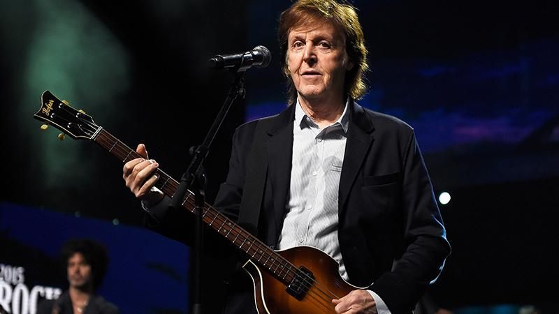 Пол Маккартни помог мужчине сделать предложение возлюбленной на концерте: трогательное видео Пол Маккартни помог мужчине сделать предложение возлюбленной на концерте: трогательное видео