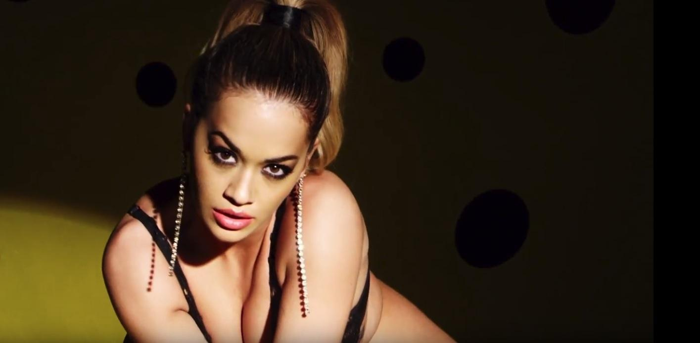 Рита Ора соблазнительно покрутила ягодицами в латексном белье для календаря Love Magazine: видео