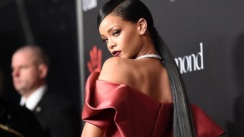 Рианна засветилась в носках, которые дороже iPhone X: фото Рианна засветилась в носках, которые дороже iPhone X: фото