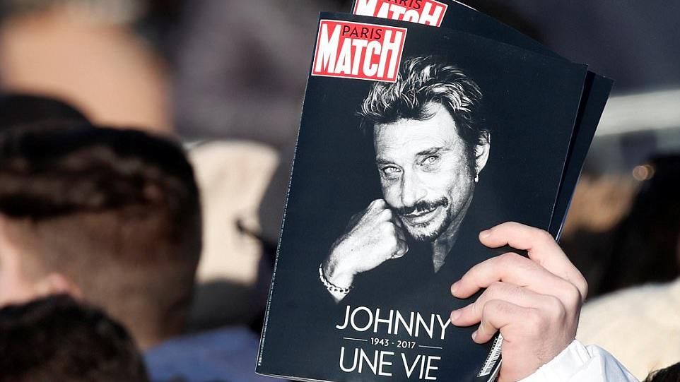 Сотні тисяч людей прощаються з Джонні Холлідеєм на вулицях Парижа: фото