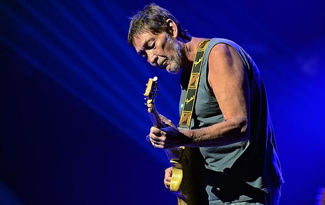 Відомий музикант Кріс Рі втратив свідомість на своєму концерті Відомий музикант Кріс Рі втратив свідомість на своєму концерті