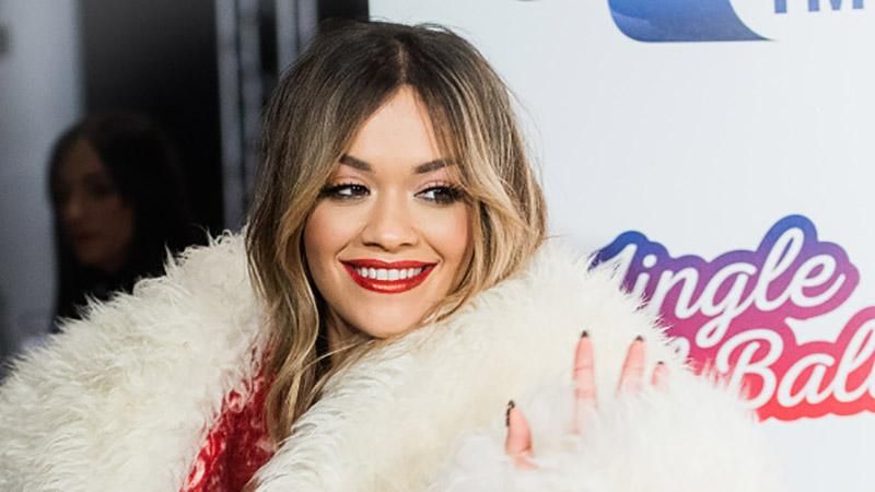 Ріта Ора вразила прихильників спокусливим новорічним платтям Ріта Ора вразила прихильників спокусливим новорічним платтям