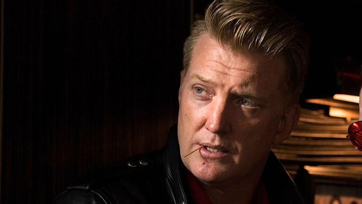Вокалист Queens Of The Stone Age публично ударил женщину ногой: видео инцидента