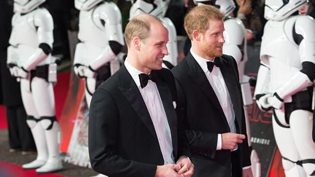 Принцы Уильям и Гарри пришли на премьеру "Звездных войн": яркие фото и видео