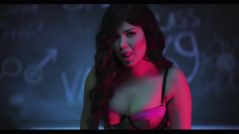 Египетскую певицу бросили за решетку за слишком откровенный клип Египетскую певицу бросили за решетку за слишком откровенный клип