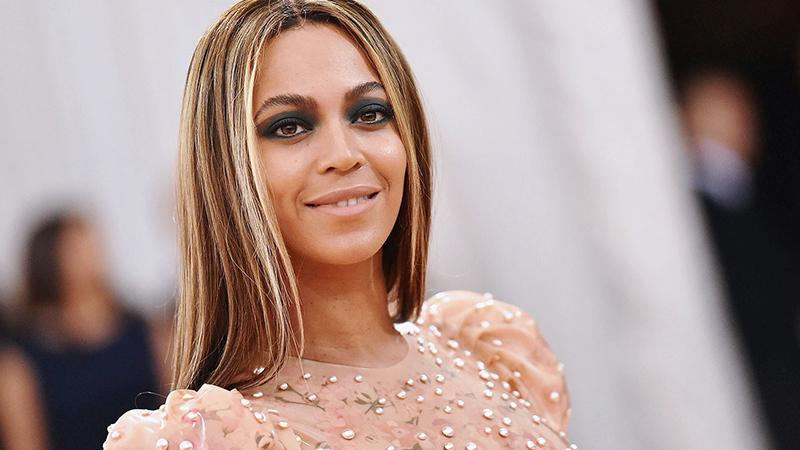 Бейонсе засветила ягодицы в коротких шортах и похвасталась драгоценной обувью: фото