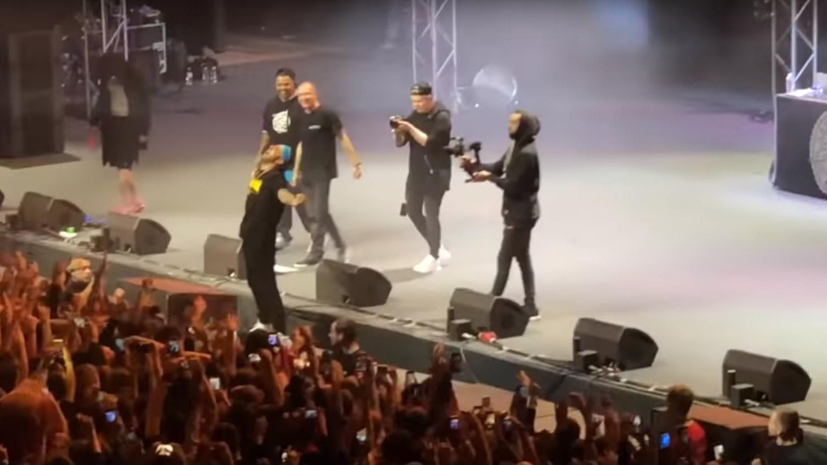 Під час концерту Oxxxymiron американський репер пов'язав на голову український прапор: відео