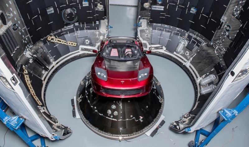 Маск показал, какая Tesla полетит на Марс под песню Дэвида Боуи
