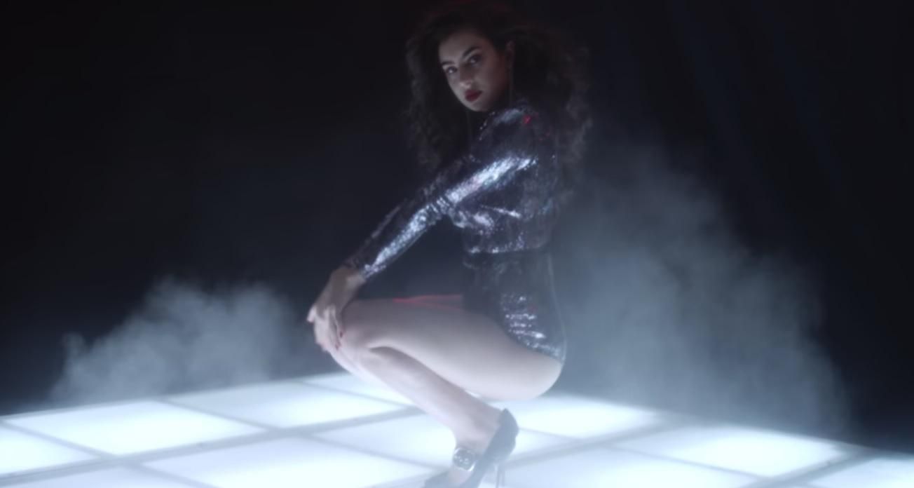 Британская певица похвасталась пикантными формами для Love Magazine: видео Британская певица похвасталась пикантными формами для Love Magazine: видео