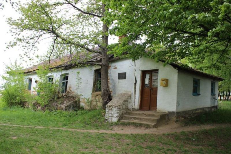 Колхозная контора, а теперь – почта: 150-летний дом автора колядки "Щедрик" разваливается на глазах Колхозная контора, а теперь – почта: 150-летний дом автора колядки "Щедрик" разваливается на глазах