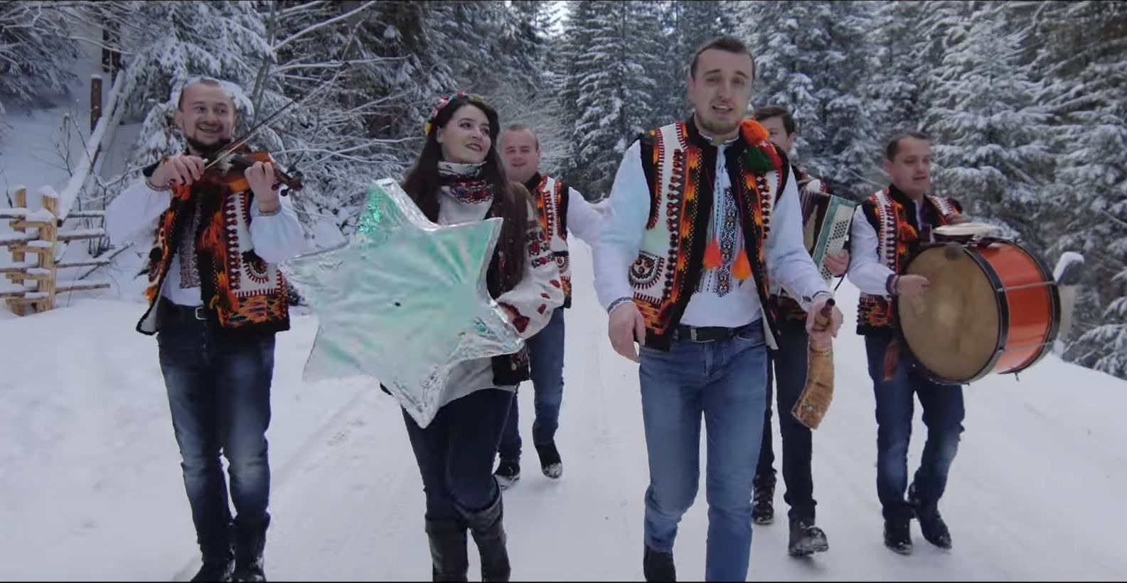 Гуцульський гурт кумедно переспівав хіт "Despacito" у Карпатах: відео Гуцульський гурт кумедно переспівав хіт "Despacito" у Карпатах: відео