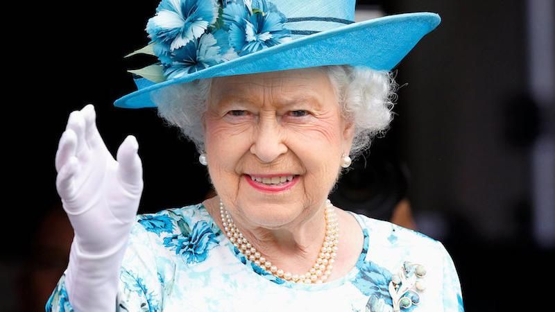 Букингемский дворец отозвал свое разрешение на производство королевских бюстгальтеров