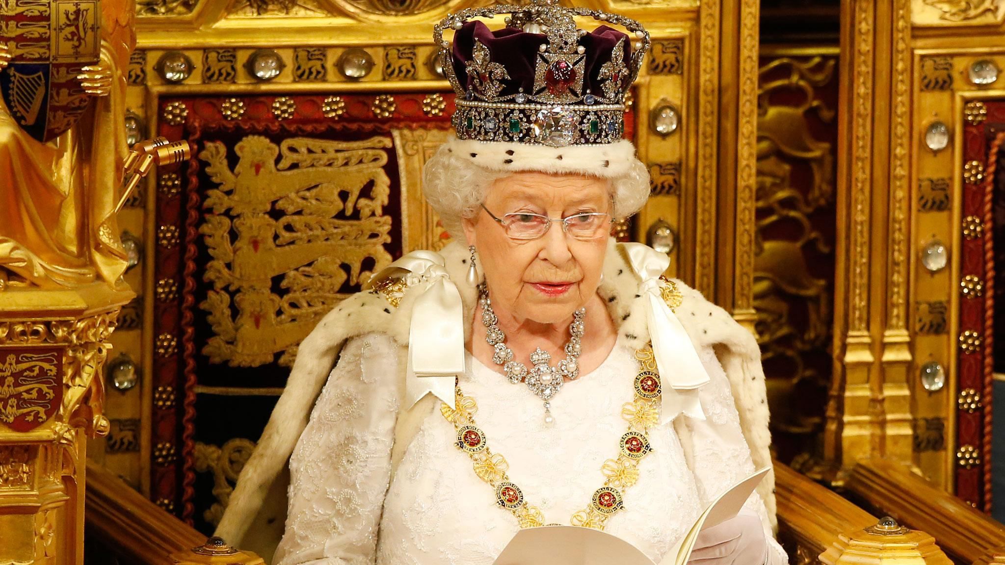 Єлизавета II зізналась, що вже понад 60 років їй важко одягати корону