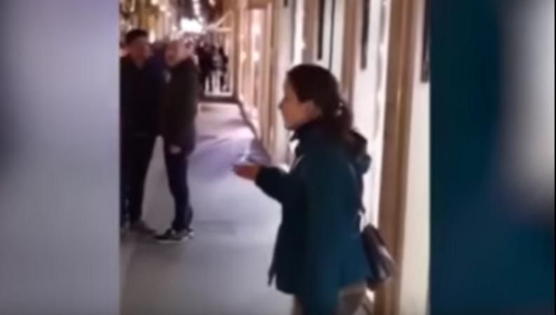 Украинка спела оперу посреди улицы в Риме: итальянцы в восторге Украинка спела оперу посреди улицы в Риме: итальянцы в восторге