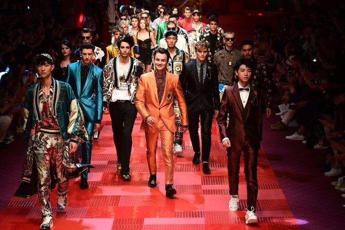 Сини Памели Андерсон і внук Чапліна: які зірки засвітились на подіумі Milan Men's Fashion Week 