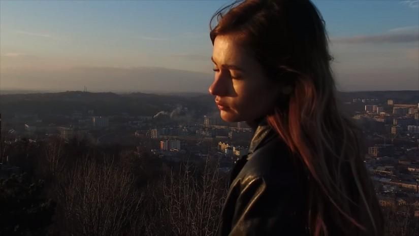 Українська гастролерка у Росії зняла кліп на кладовищі у Львові Українська гастролерка у Росії зняла кліп на кладовищі у Львові