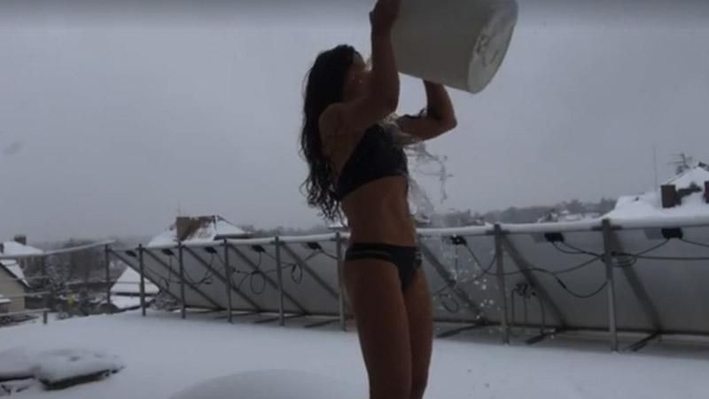 Руслана облила себя холодной водой на крыше дома на Крещение: видео