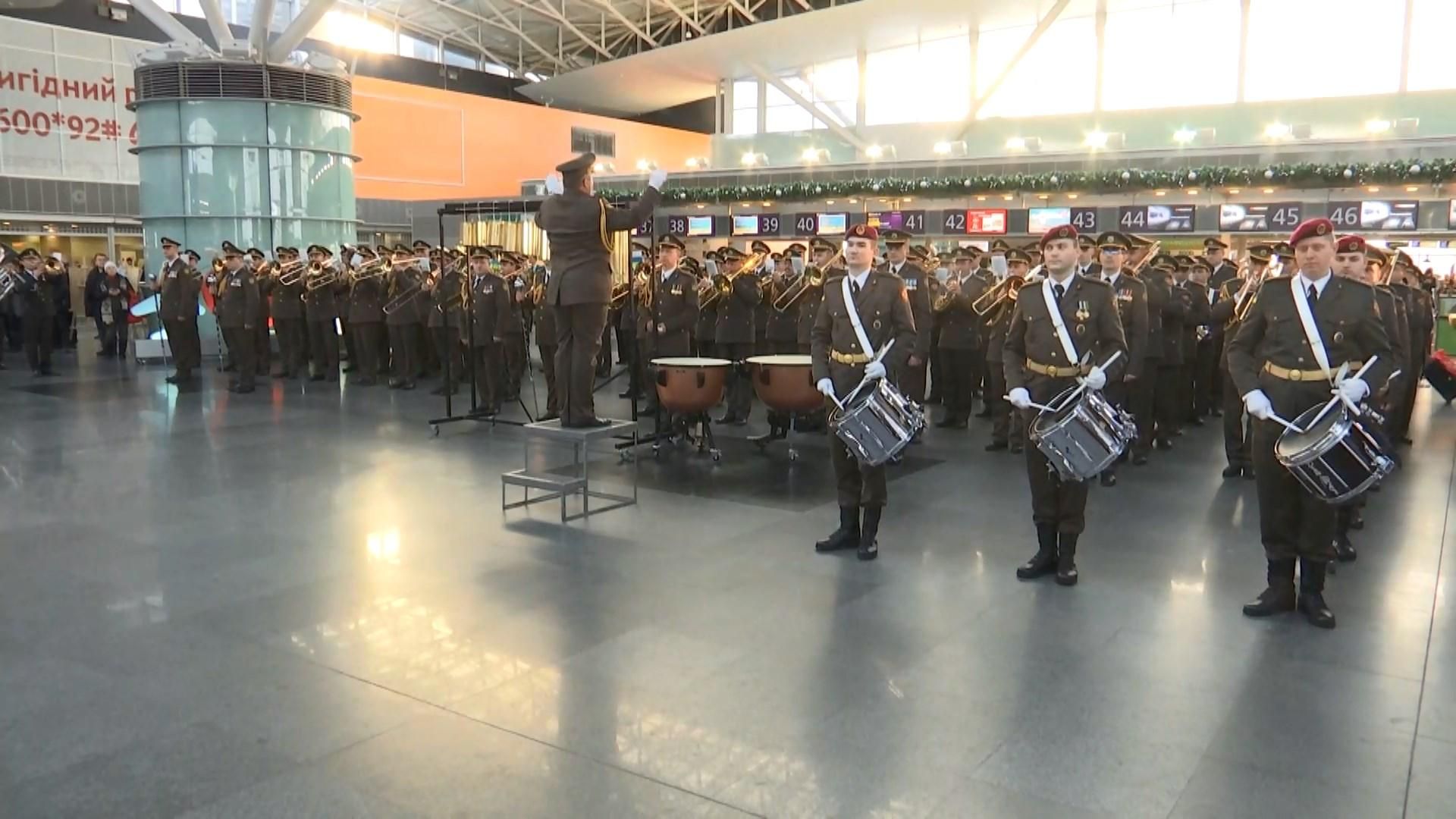 В аеропортах України влаштували флешмоб на честь "кіборгів": захопливе відео В аеропортах України влаштували флешмоб на честь "кіборгів": захопливе відео