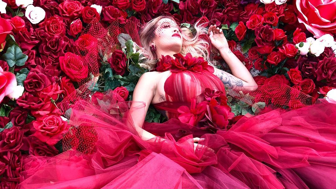 Ріта Ора влаштувала романтичну фотосесію та представила кліп для "П'ятдесят відтінків свободи" Ріта Ора влаштувала романтичну фотосесію та представила кліп для "П'ятдесят відтінків свободи"