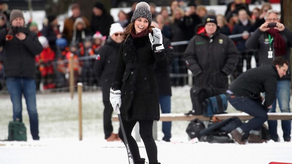 Стильна Кейт Міддлтон вміло повправлялась з ключкою на ковзанці: опубліковано фото Стильна Кейт Міддлтон вміло повправлялась з ключкою на ковзанці: опубліковано фото