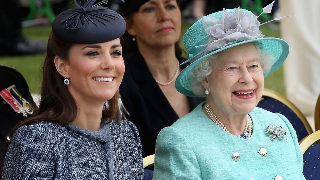 Краса по-королівськи: косметичний бренд випустив помади в честь Єлизавети II і Кейт Міддлтон