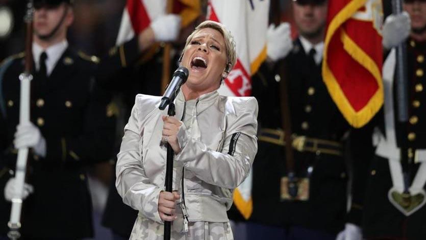 Super Bowl 2018: Пинк сконфузилась перед выступлением - видео Super Bowl 2018: Пинк сконфузилась перед выступлением - видео